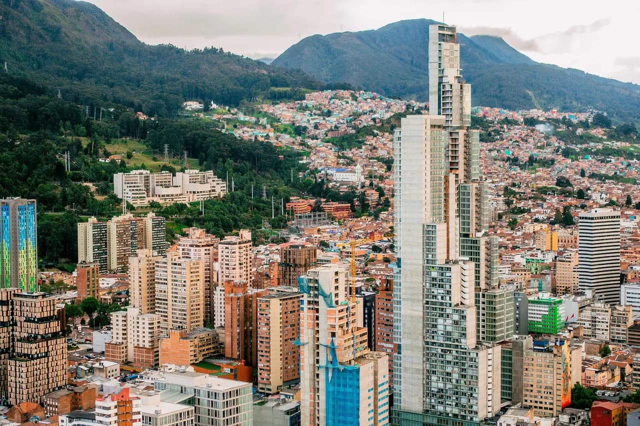 Vista de Bogotá con edificios altos y los cerros orientales al fondo