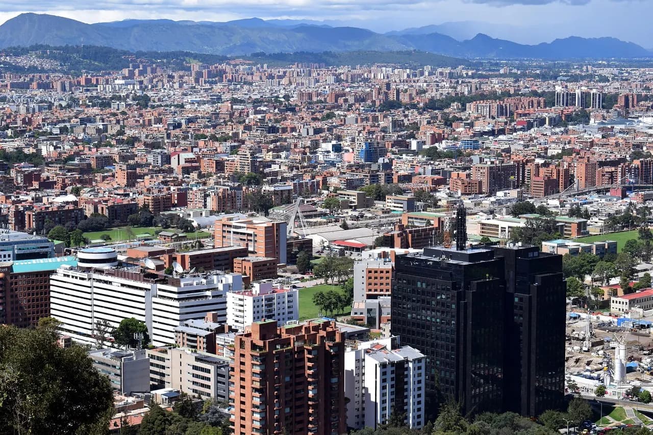 Vista panorámica de Bogotá con los cerros orientales al fondo