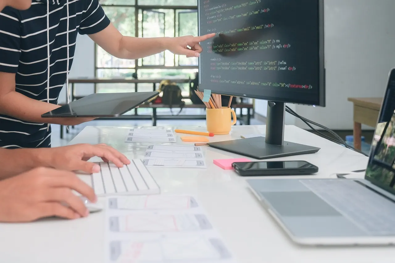 Desarrollador revisando el código de un sitio web en una oficina