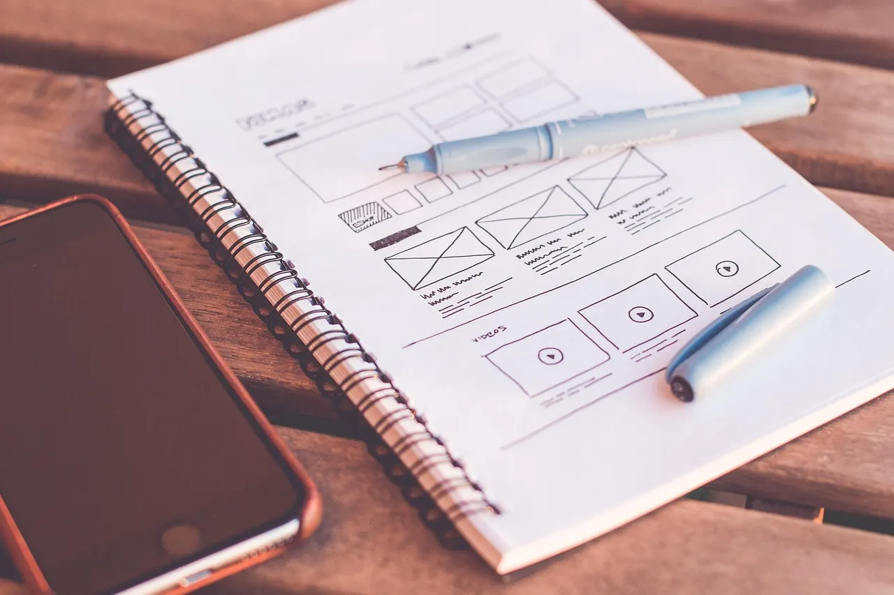 Boceto de la estructura de una página web sobre un cuaderno